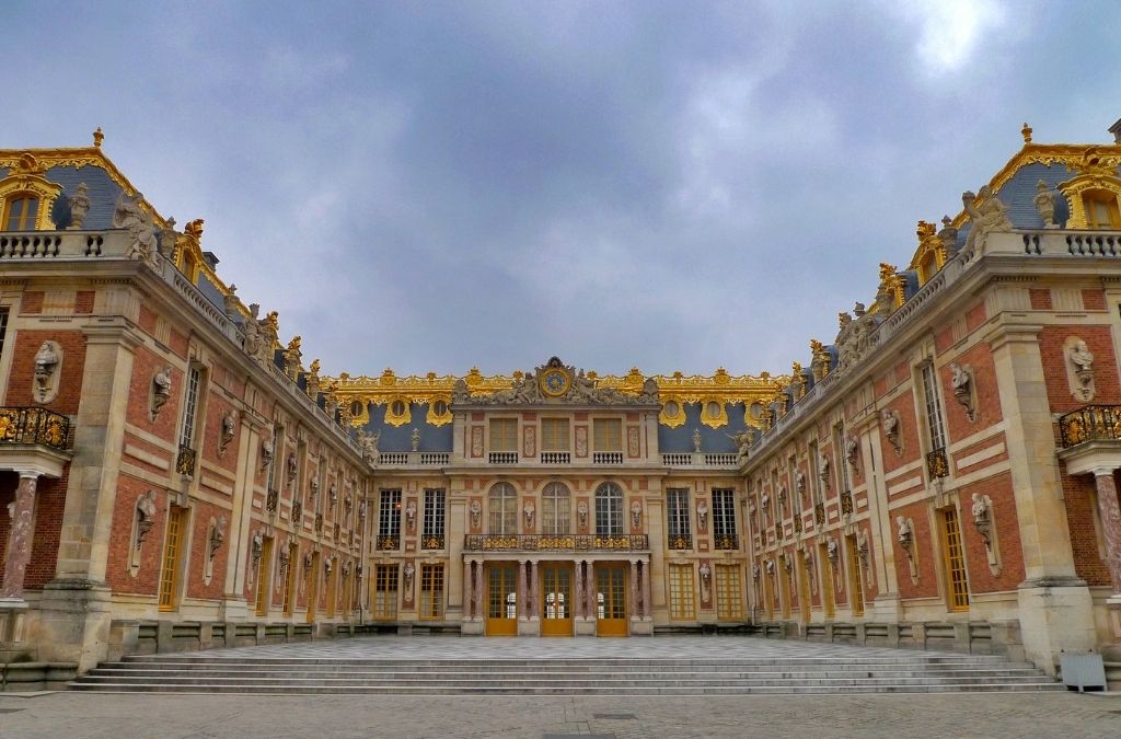 Cổng vào chính (Cour d'Honneur) của Cung điện Versailles với kiến trúc Baroque tráng lệ