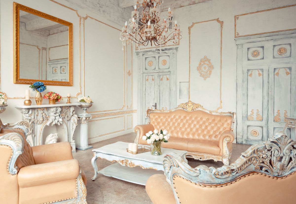 Sử dụng đèn chùm lớn phù hợp với phòng khách Tân Cổ Điển