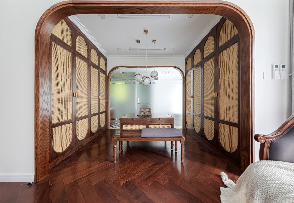 Phòng thay đổ liền kề phòng ngủ master với nội thất mây mắt cáo