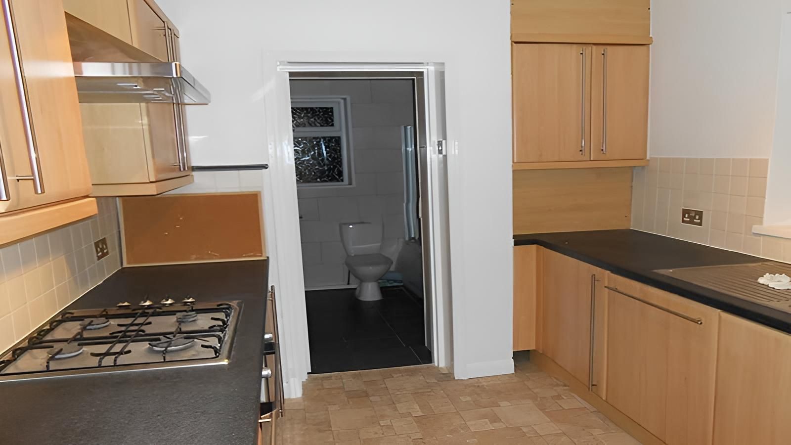 Đặt nhà vệ sinh đối diện hoặc quá gần phòng bếp dễ gây xung khắc, ảnh hưởng sức khỏe người nấu