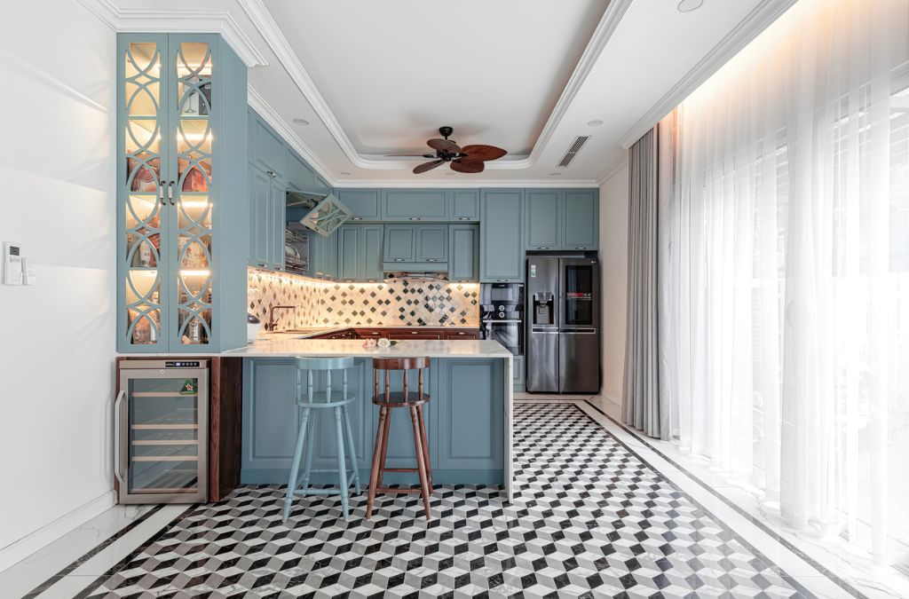 Phong bếp vườn Mai Villa với nội thất xanh pastel đơn giản, tinh tế