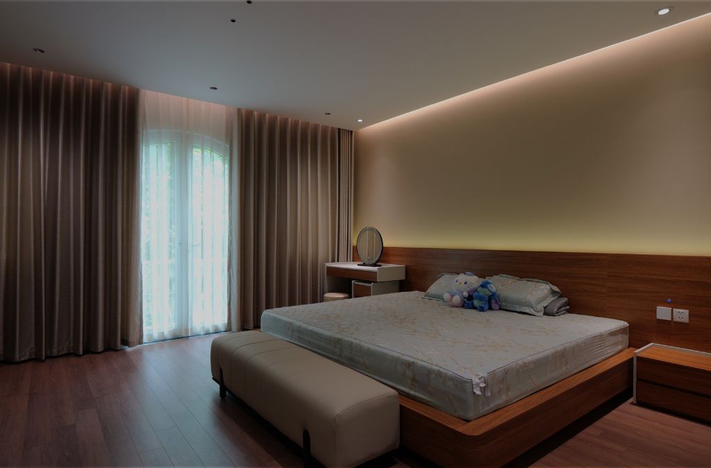 Phòng ngủ Master sau khi cải tạo với hệ thống đèn, rèm... thông minh