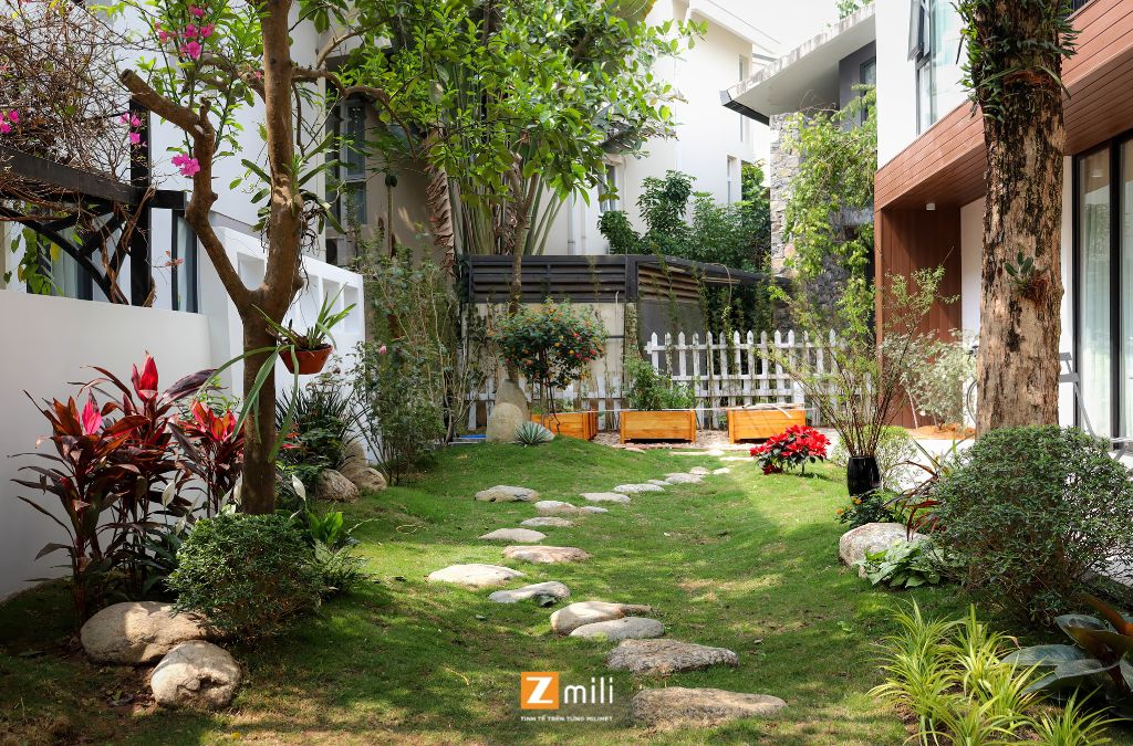 Cảnh quan sân vườn kết nối với phòng khách qua tấm kính lớn