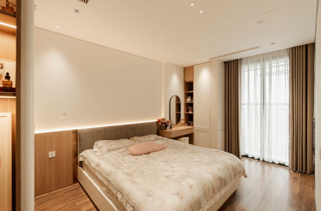 Không gian ngủ với thiết kế tối giản, nhẹ nhàng giúp giấc ngủ được sâu và thoải mái hơn