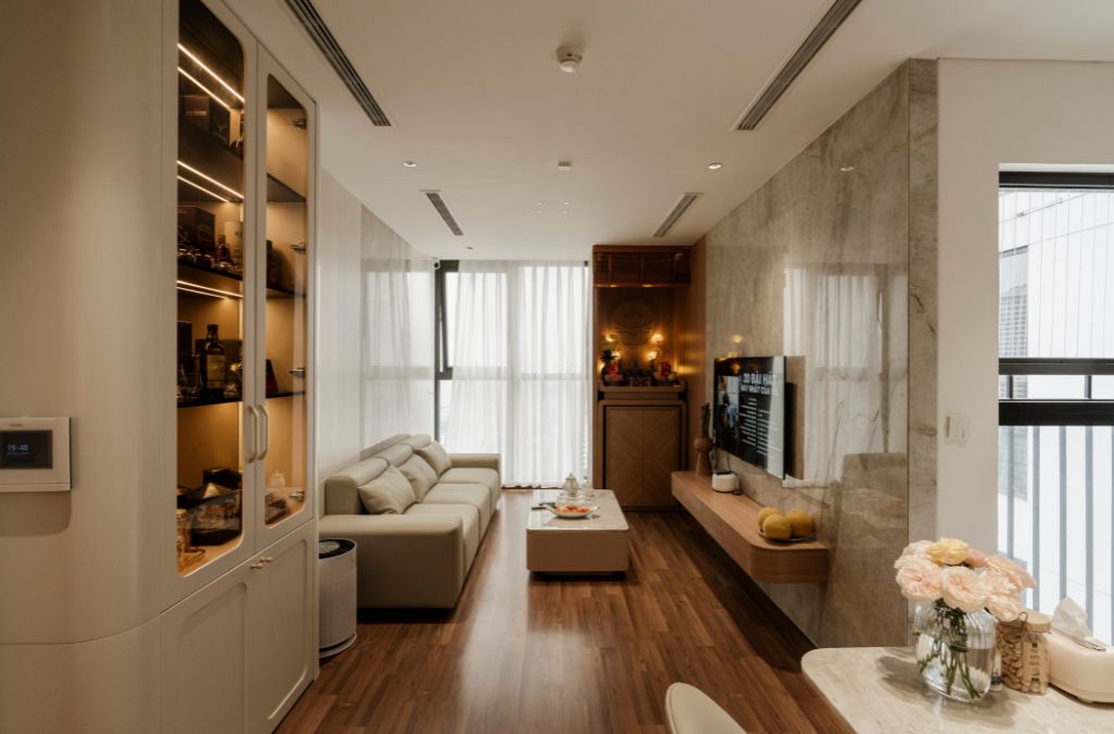 Không gian khách nối liền bếp với hệ cửa kính thoáng đãng, dễ chịu