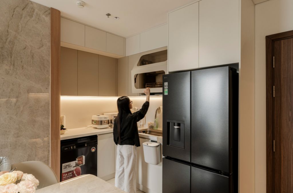 Để hiện thực hóa một không gian sống chuẩn hiện đại, bạn nên chú trọng vào những vật liệu mang hơi thở công nghiệp như kính xuyên sáng, chrome ánh kim, hay bề mặt bê tông và gỗ chuẩn mực. Điểm ưu việt của các vật liệu này nằm ở sự kết hợp hoàn hảo giữa công nghệ chế tác tinh xảo và tính thẩm mỹ cao, giúp nâng tầm không gian của bạn trở nên cao cấp và tinh tế trong từng chi tiết nhỏ nhất.