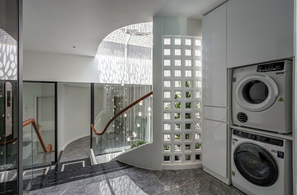 Khoảng thông tầng giúp ánh sáng tự nhiên đến tất cả các tầng lầu