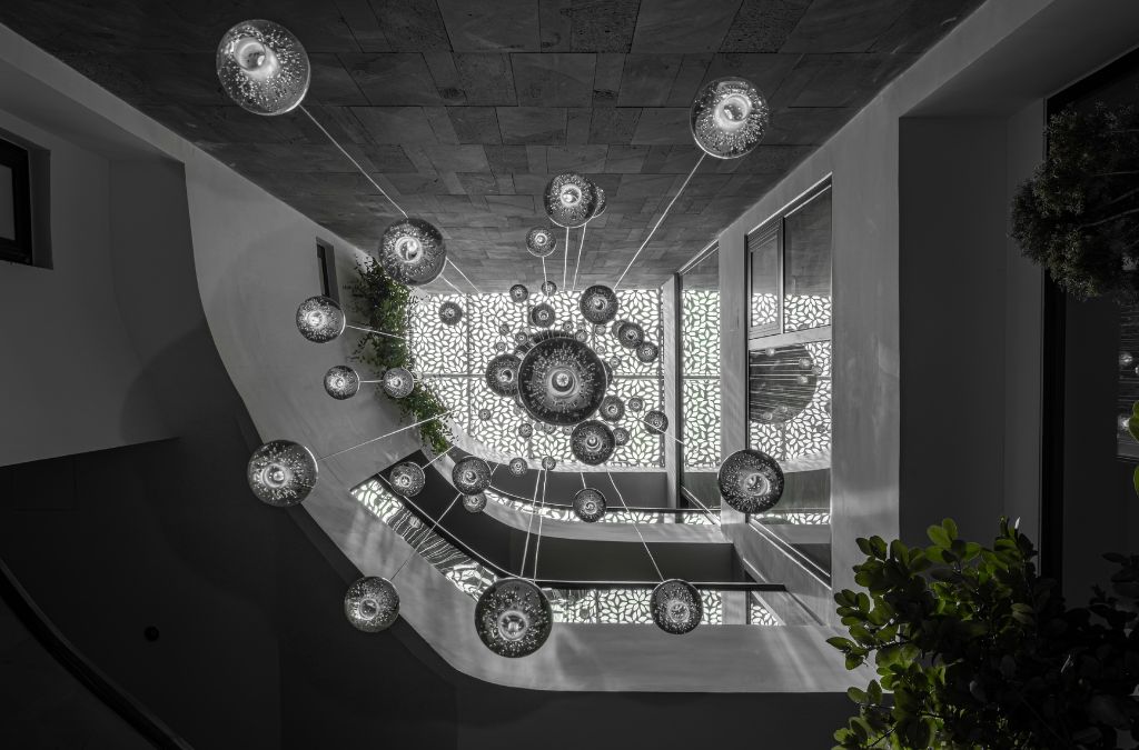 Khoảng thông tầng khi được nhìn từ dưới lên trên