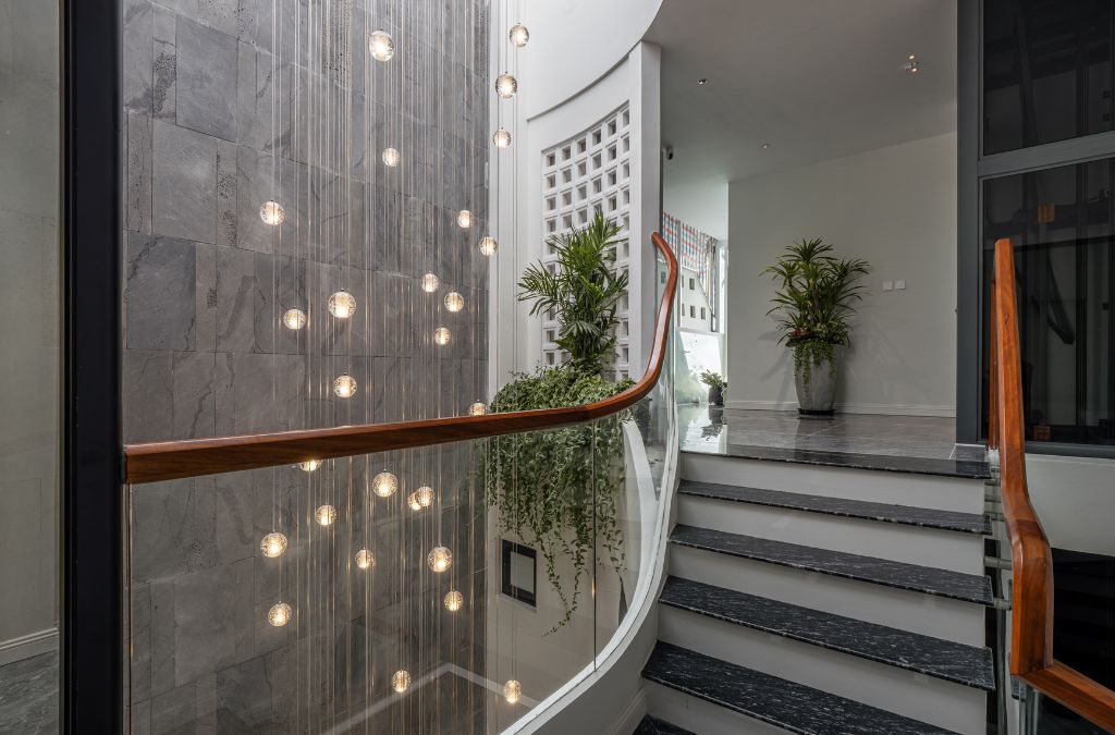 Đưa khoảng xanh vào trục thông tầng giúp không gian xanh và thư thái hơn