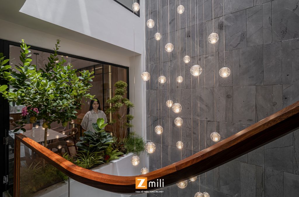 Phòng bếp được lấy sáng nhờ khoảng giếng trời